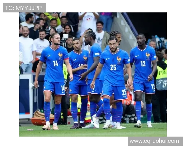 法国足球明星齐聚一堂共同庆祝荣耀时刻的精彩大合影